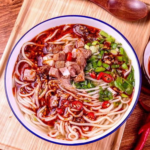 一盏清汤，一碗乡愁 宁夏清真兰州牛肉拉面桶装泡面的味觉之旅